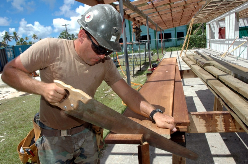 ebeniste-STE MAXIME-min_worker_construction_building_carpenter_male_job_build_helmet-893290